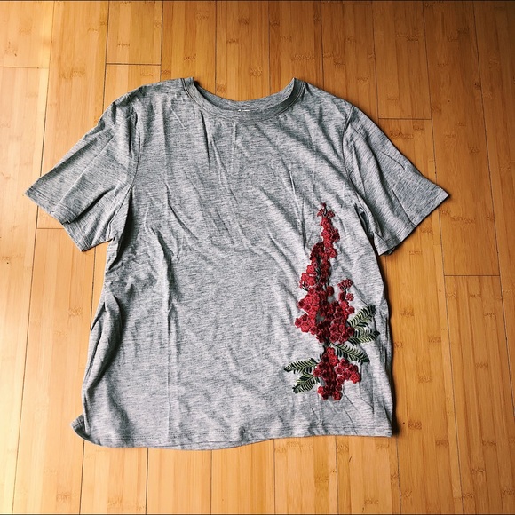 H&M Tops - Floral embroidered gray t shirt